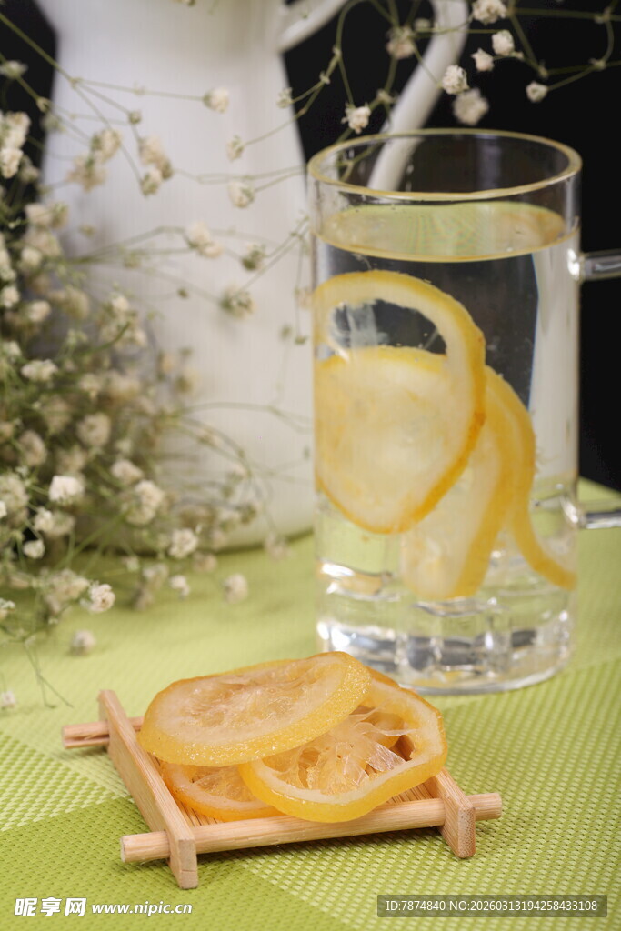玻璃杯中的柠檬片饮品