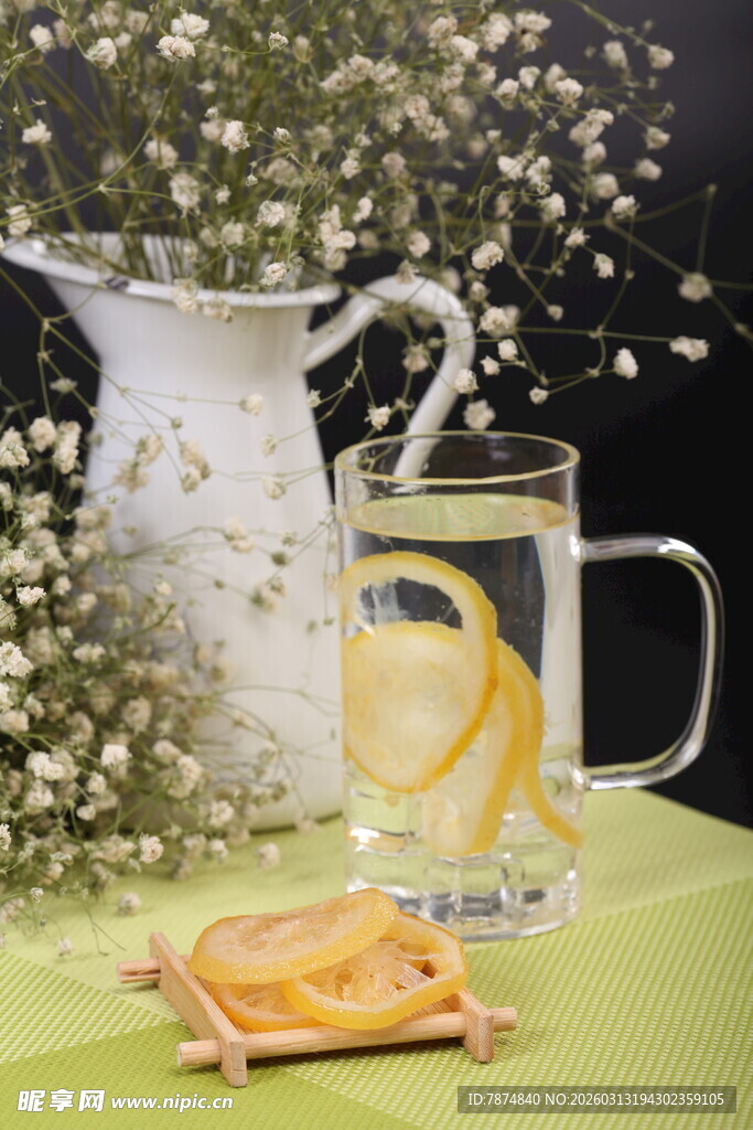清新柠檬饮品与装饰摆件