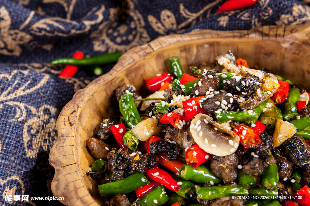 木碗中的多彩蔬菜小炒