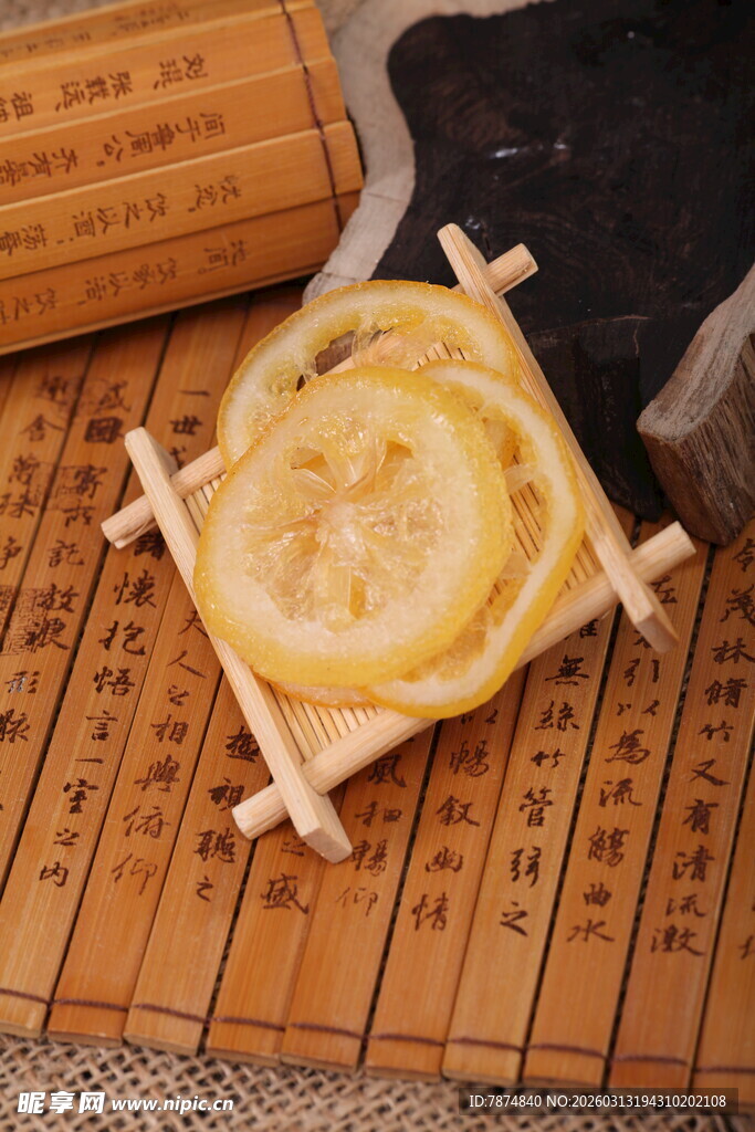 干制玉竹片置于古朴竹席上