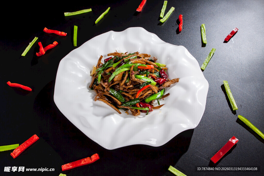 尖椒炒肉丝摆放在白色盘中