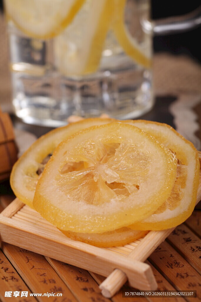 柠檬干切片置于木制托盘上