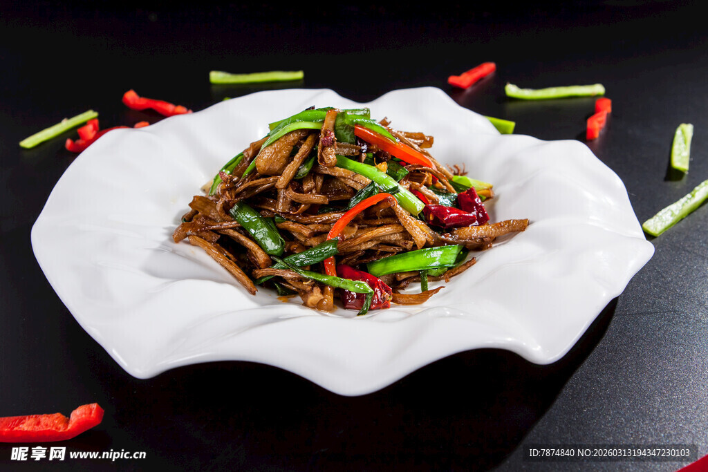 美味炒肉丝摆于白盘