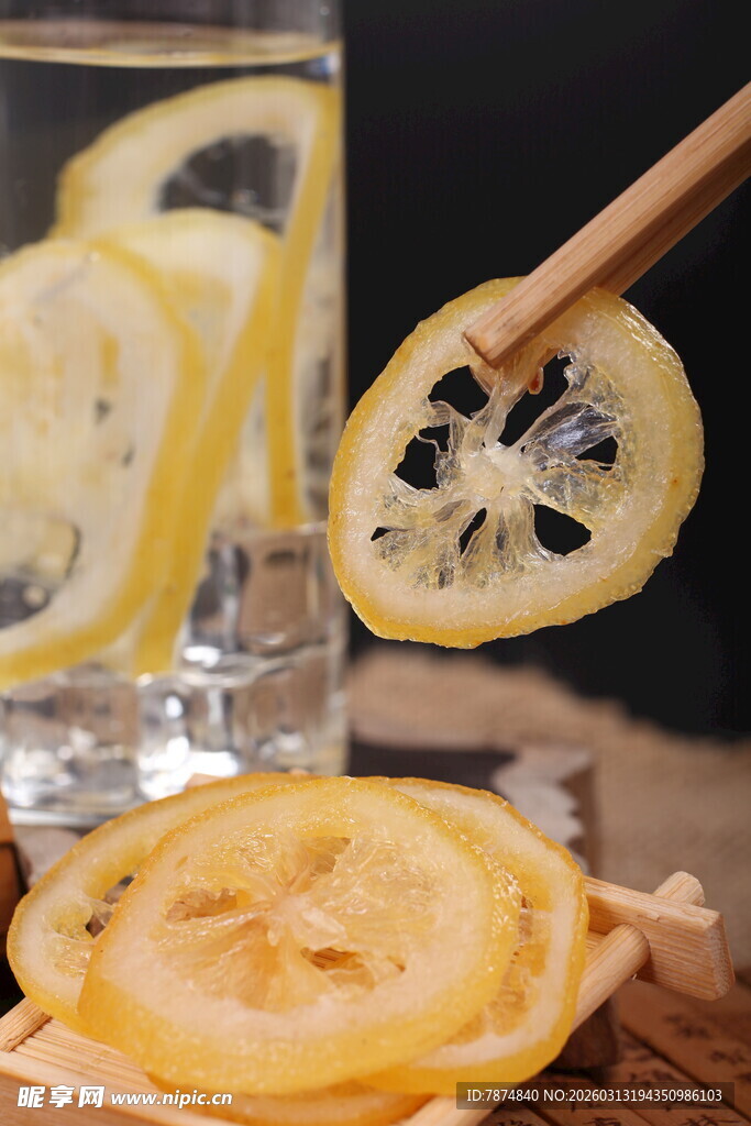 干柠檬片 筷子夹起的美味