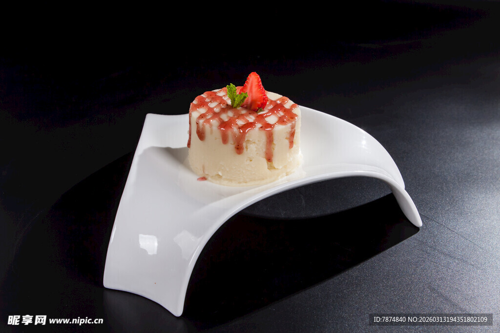 精致草莓装饰的特色糕点