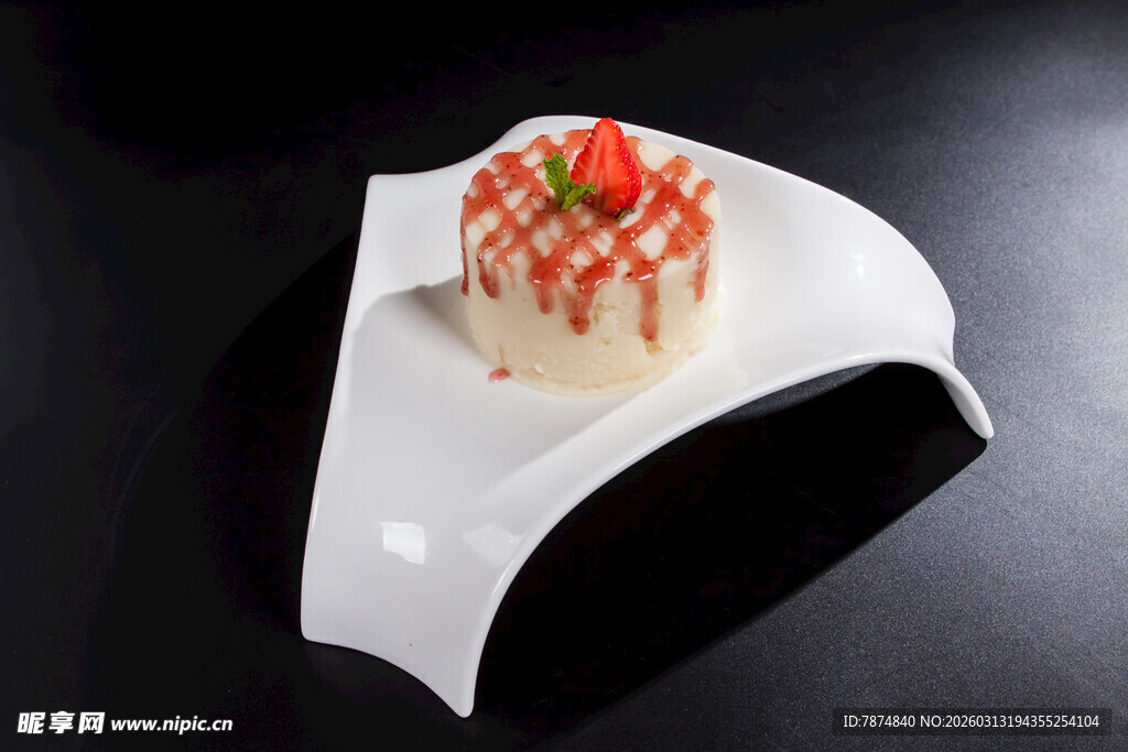 草莓装饰的精致糕点