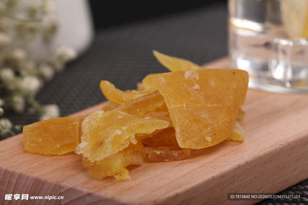 木制砧板上的橙黄色果脯