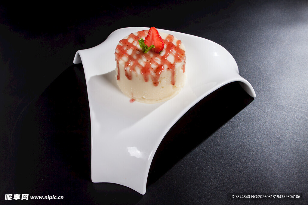 精致草莓装饰小蛋糕