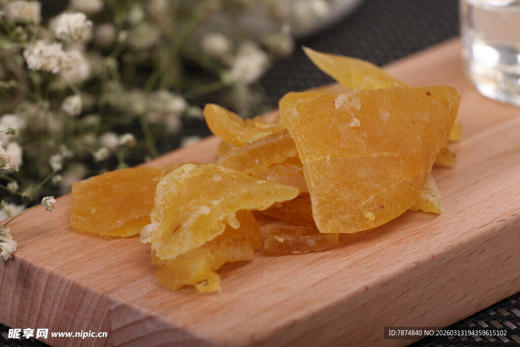 木制砧板上的金黄果脯