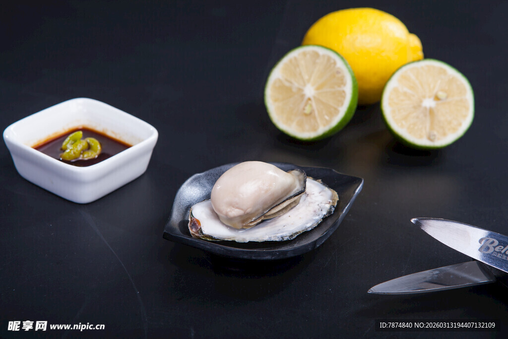 新鲜生蚝配柠檬及蘸料