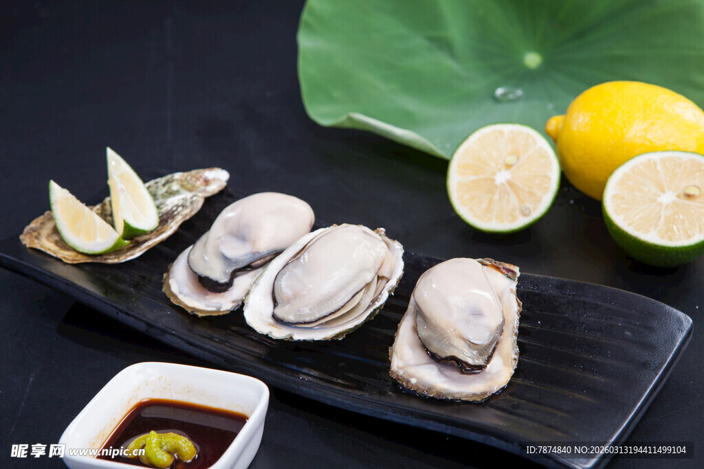 新鲜生蚝配柠檬与蘸料
