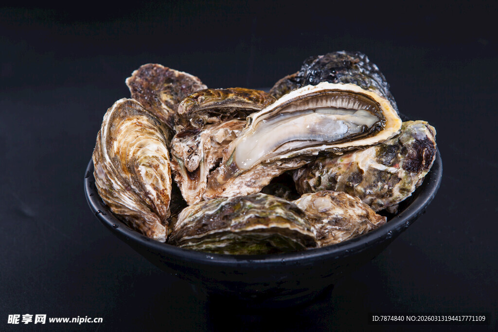 新鲜生蚝盛于黑色容器中