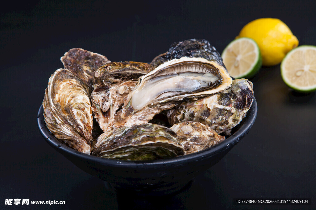 新鲜生蚝配柠檬碗中盛放