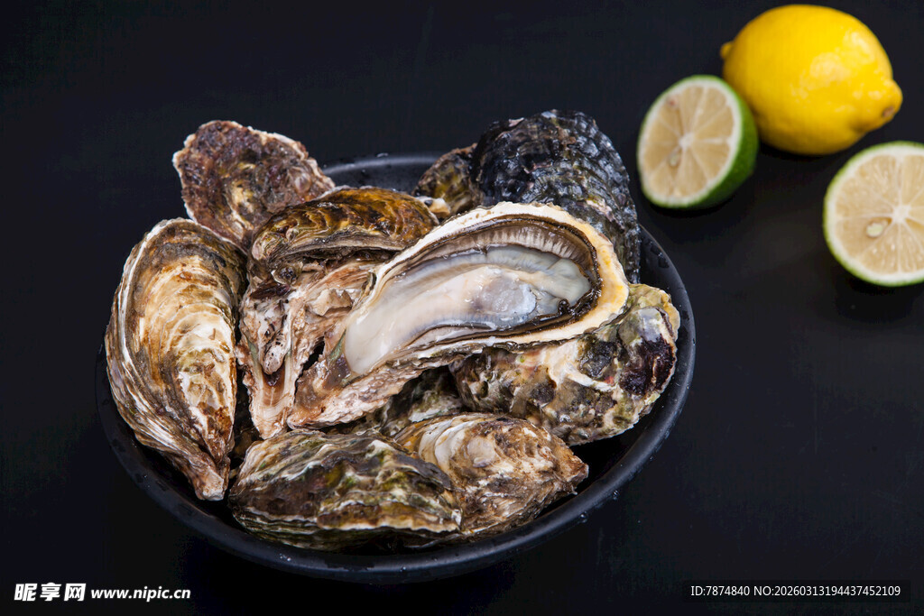 新鲜牡蛎配柠檬水果