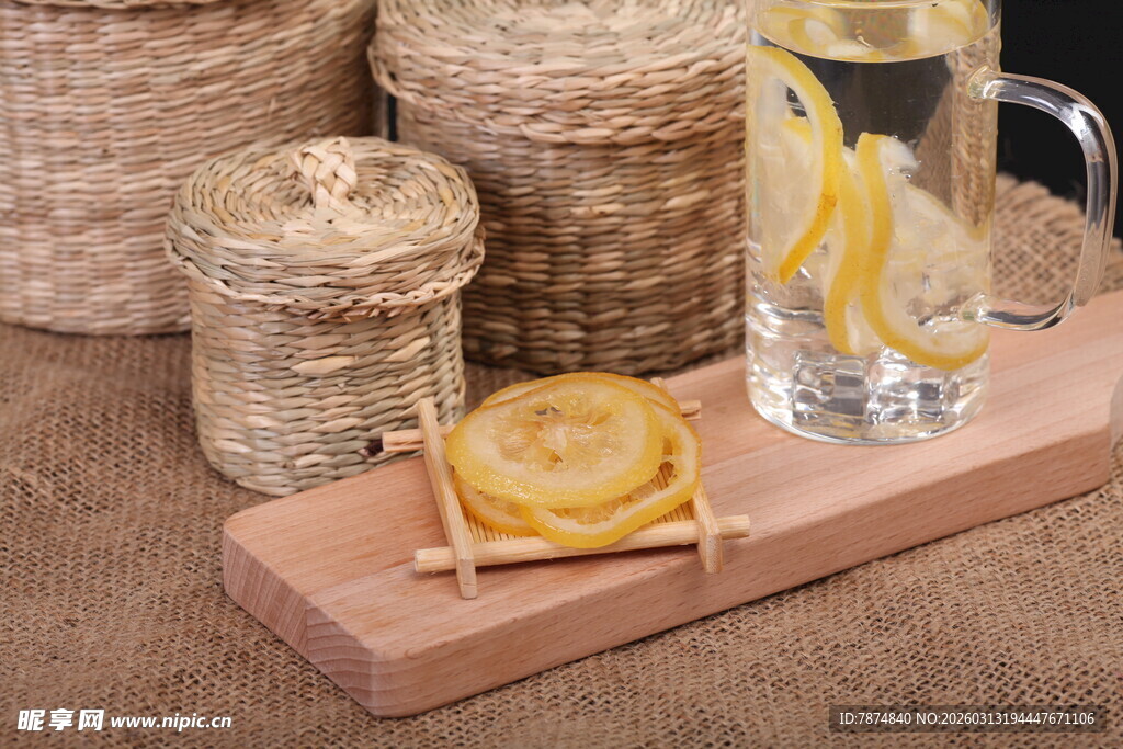 木制托盘上的柠檬与饮品