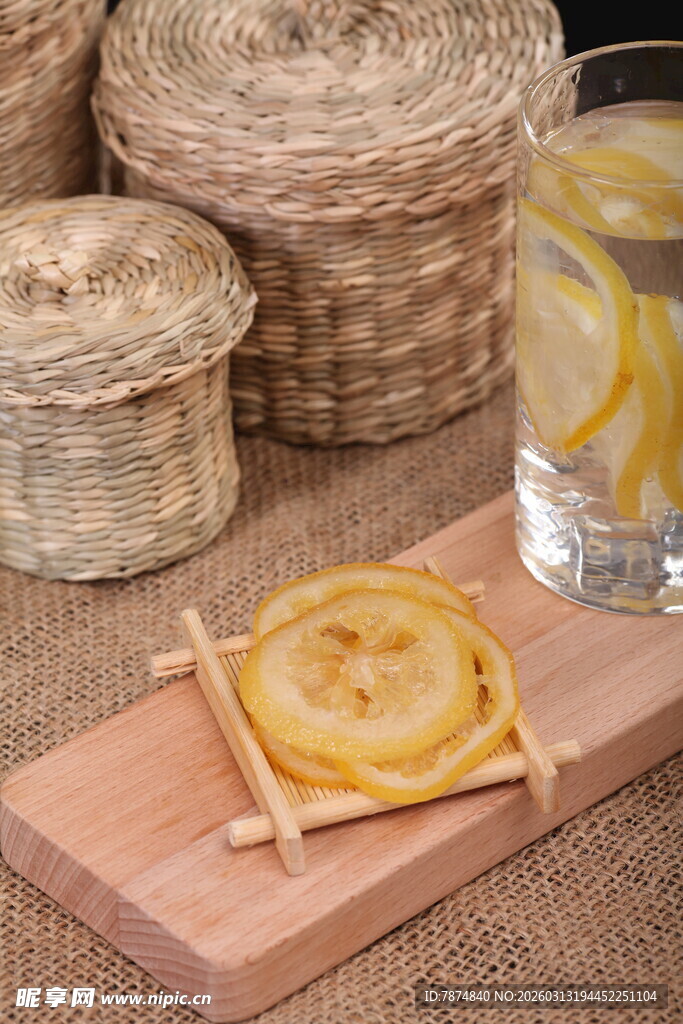 木制砧板上的柠檬切片