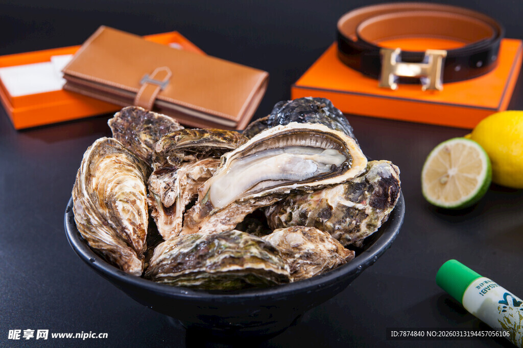新鲜生蚝搭配精致佐料