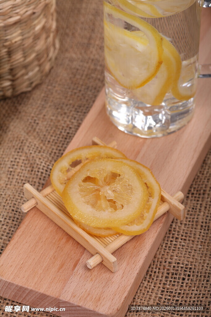 木制托盘上的柠檬片与饮品