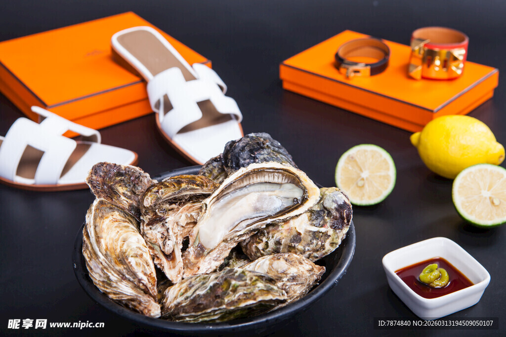 奢华美食与时尚单品组合