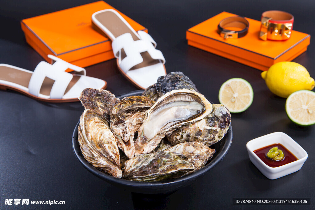新鲜牡蛎配精致配饰与小食
