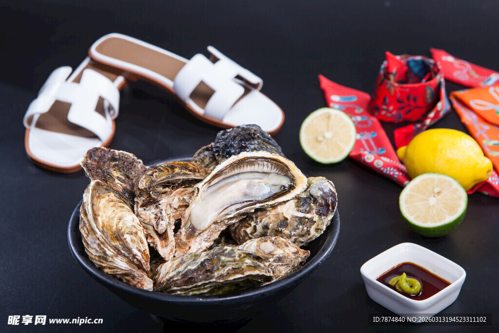 新鲜生蚝配凉鞋与水果