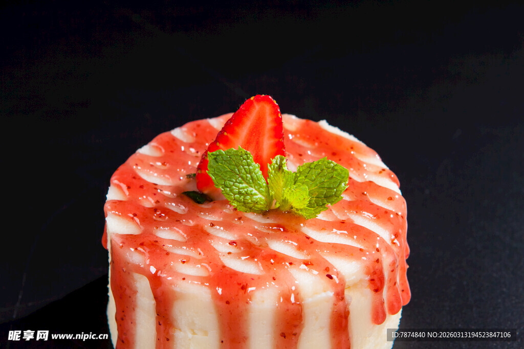 草莓薄荷装饰的美味蛋糕