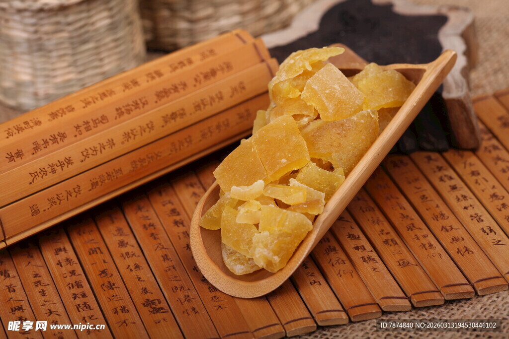 传统竹制器皿中的美味凤梨干