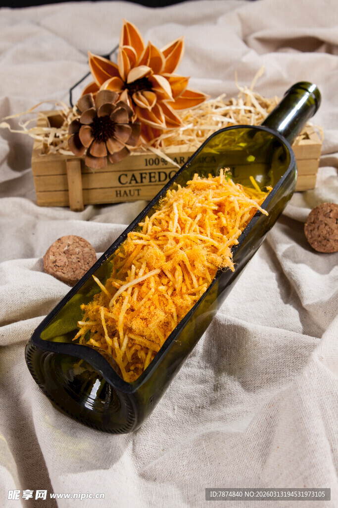 玻璃容器中的丝状奶酪