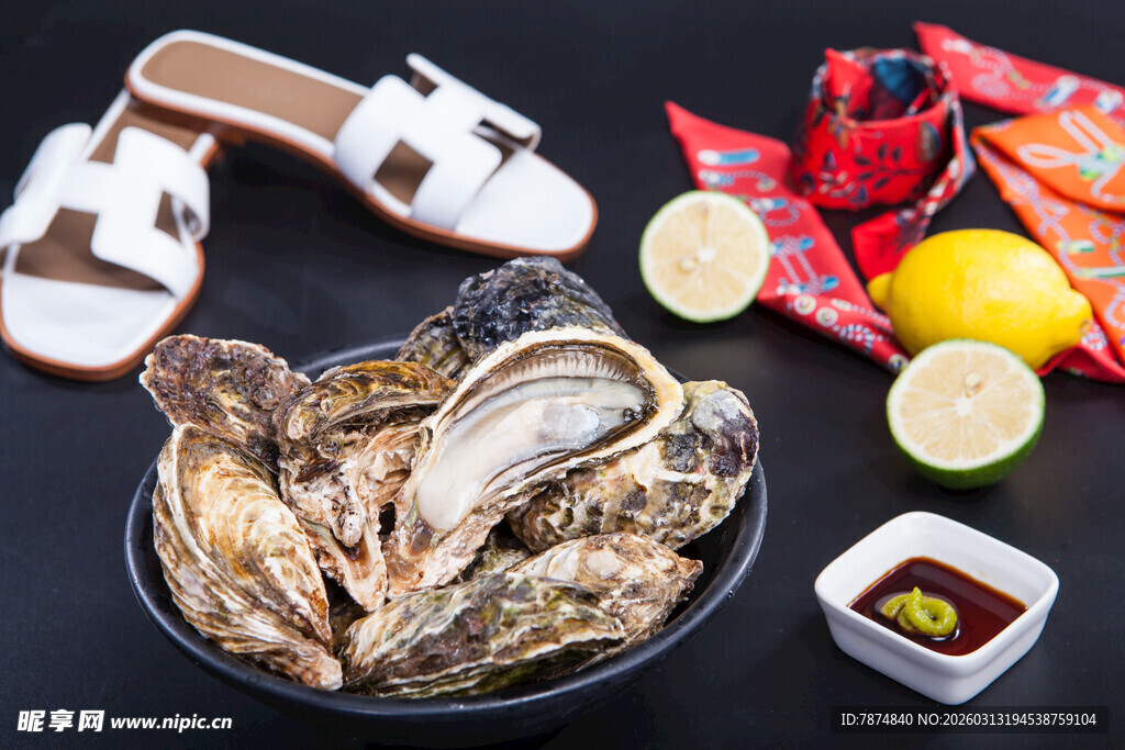 新鲜生蚝配柠檬与凉鞋