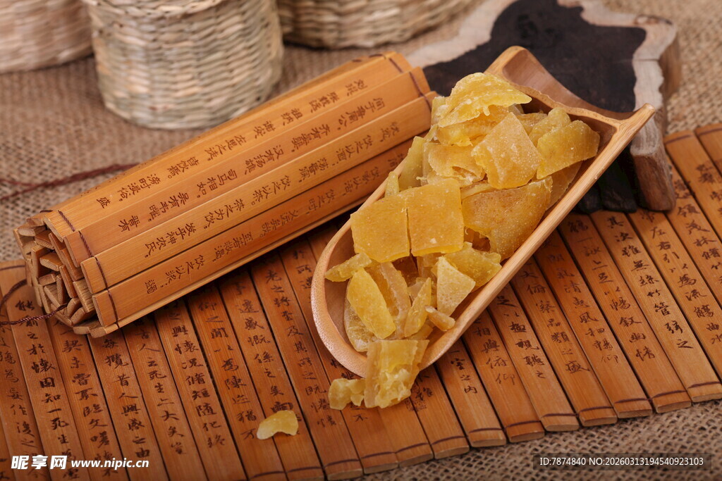 传统竹席旁的琥珀色蜜蜡