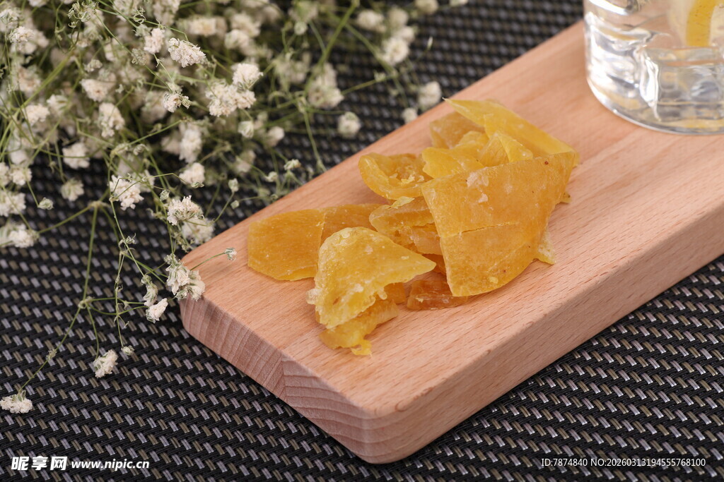 木制砧板上的美味果脯