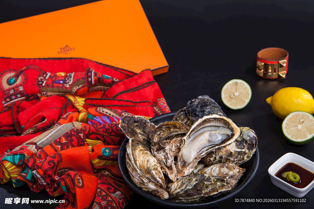 新鲜生蚝搭配多样佐料