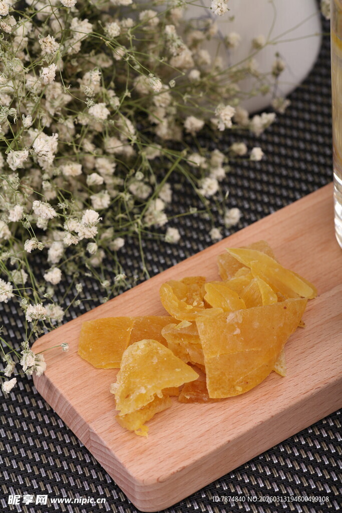 木制托盘上的美味黄桃干