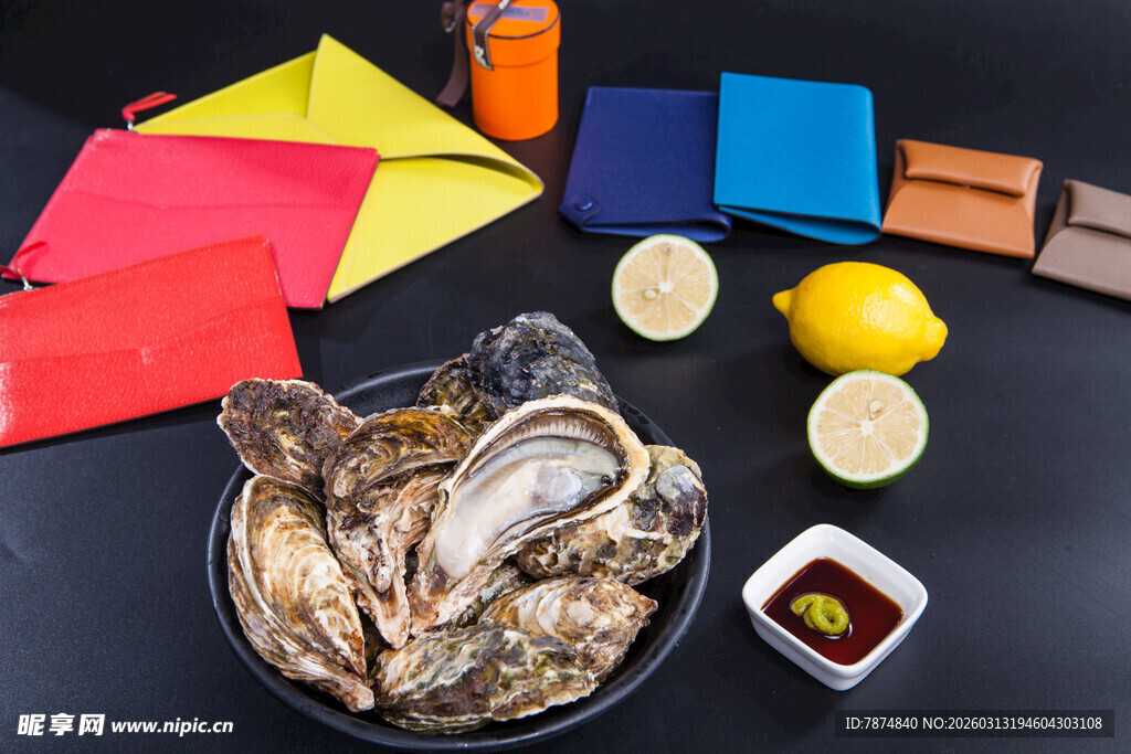 多彩餐具搭配新鲜牡蛎