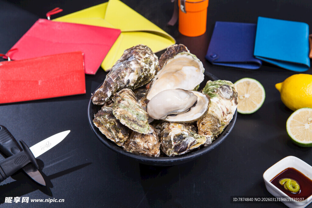 新鲜生蚝搭配多样调料