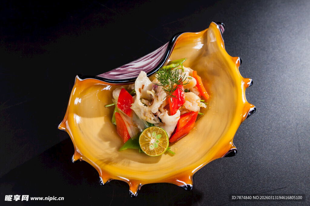 创意摆盘的多彩蔬菜沙拉