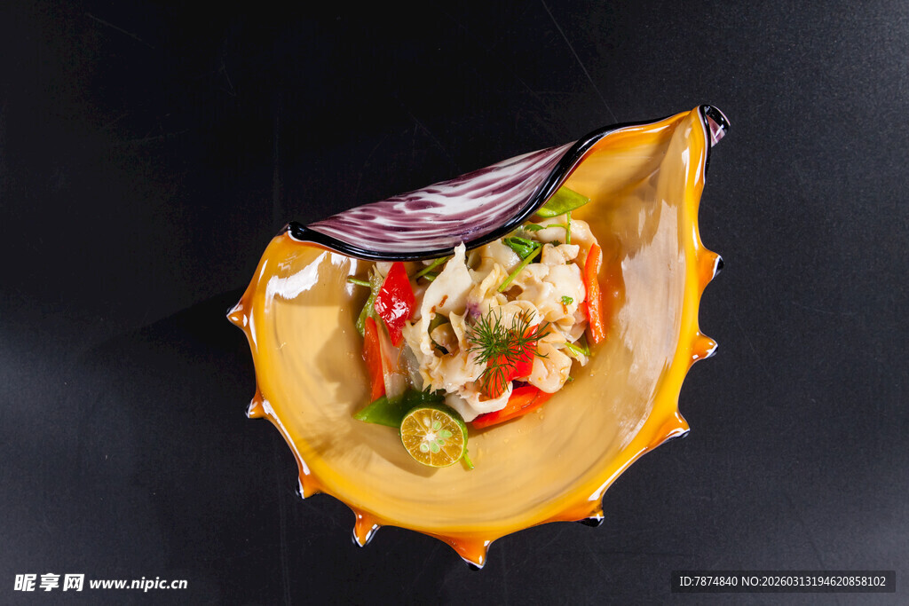 刺角瓜装的多彩蔬菜沙拉