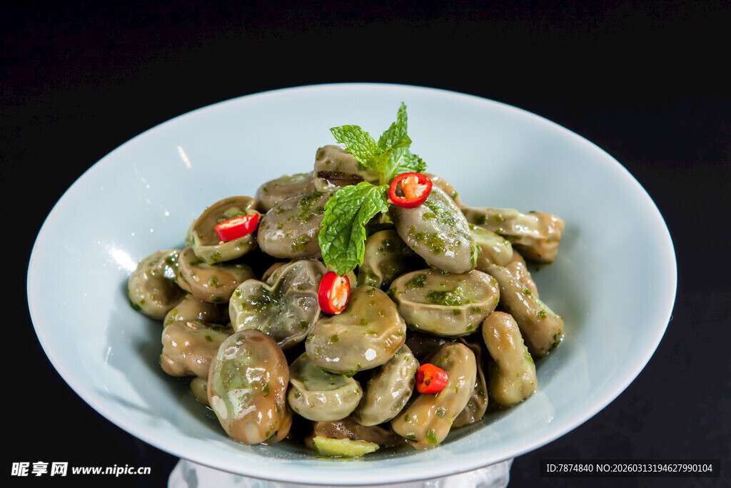 美味卤蚕豆 点缀红绿香料