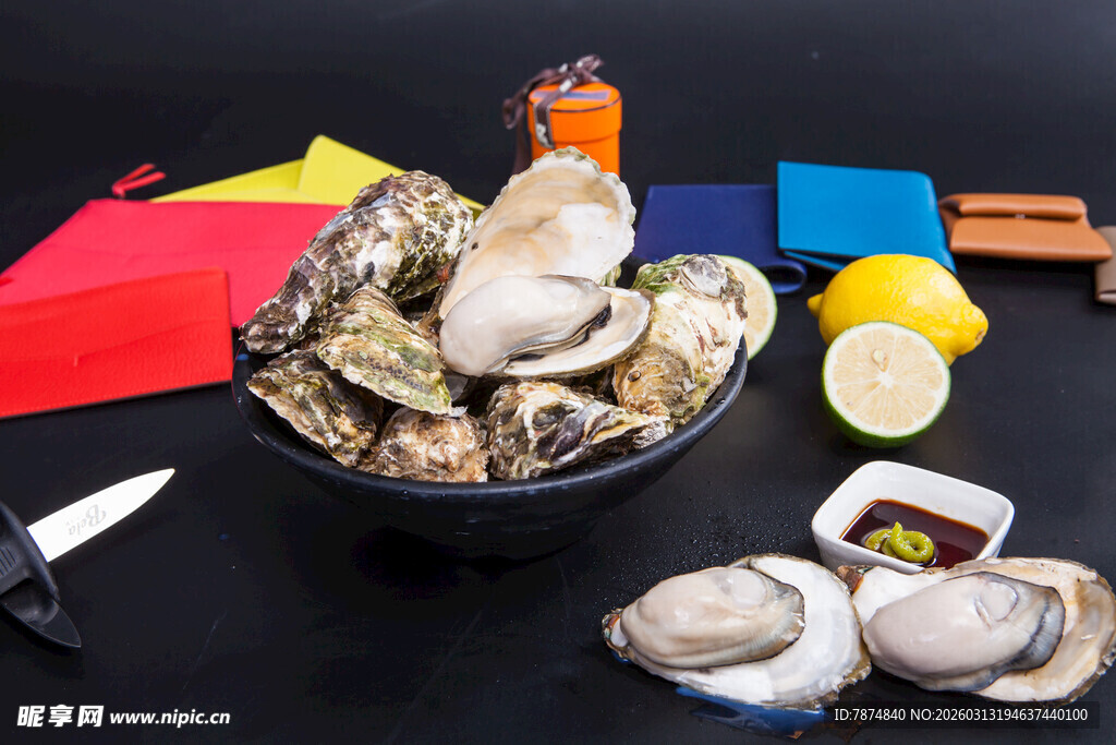 新鲜生蚝搭配多样佐料