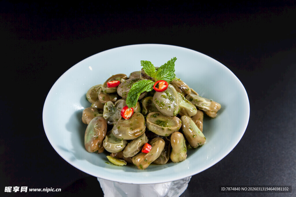 美味凉拌毛豆点缀红椒叶