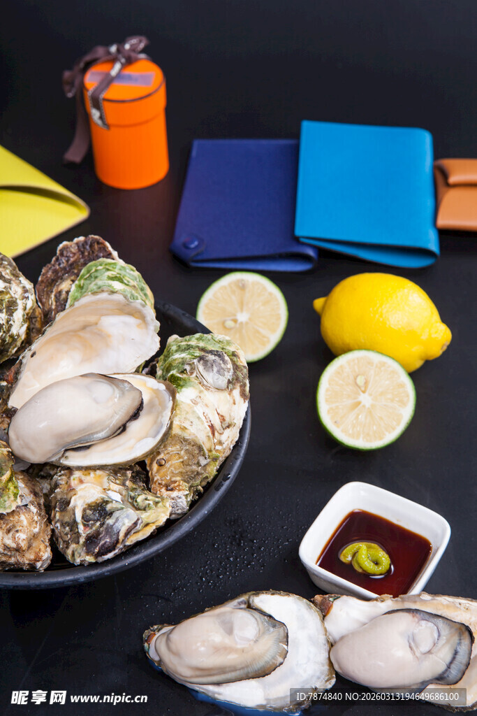 新鲜生蚝配多样佐料