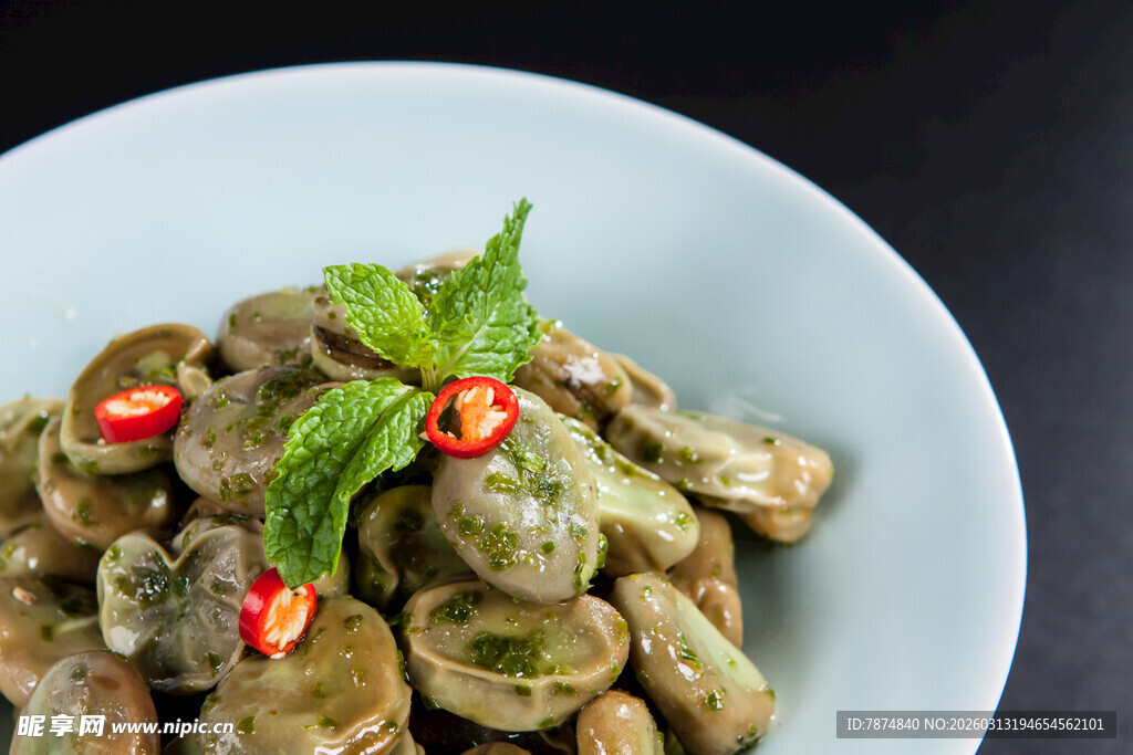 美味田螺装盘饰以薄荷叶