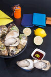 新鲜生蚝搭配多样佐料