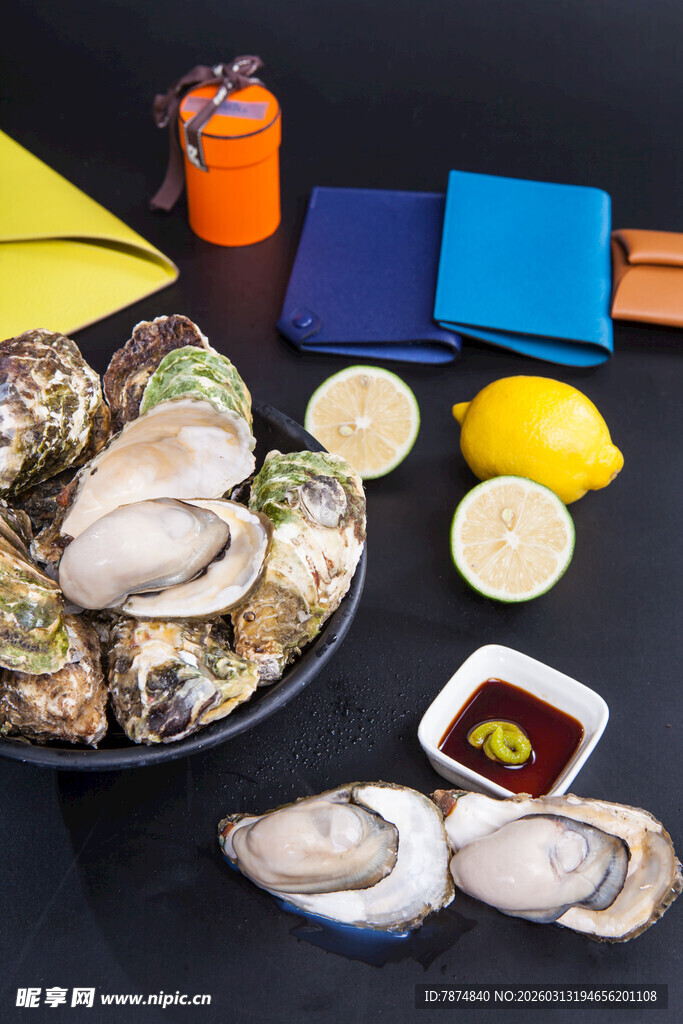 新鲜生蚝搭配多样佐料