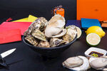 新鲜牡蛎与多样配菜展示