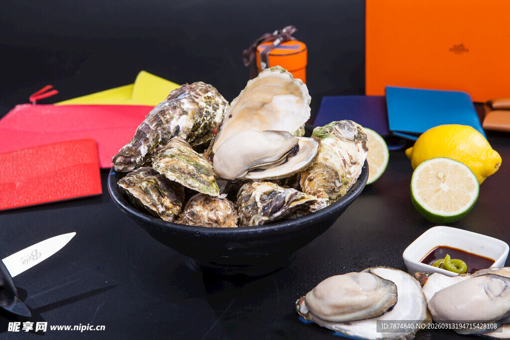 新鲜牡蛎与多样配菜展示