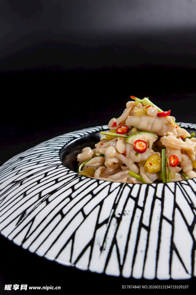 精致摆盘的特色虾仁菜肴