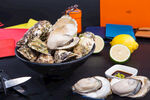 新鲜生蚝与多样佐料搭配