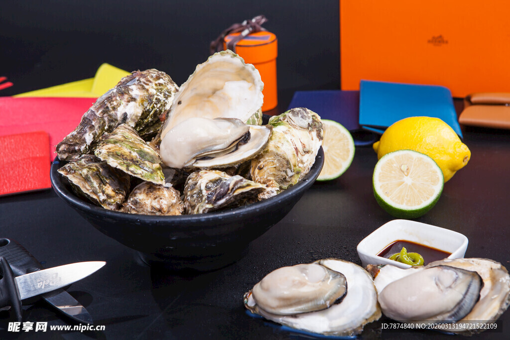 新鲜生蚝与多样佐料搭配