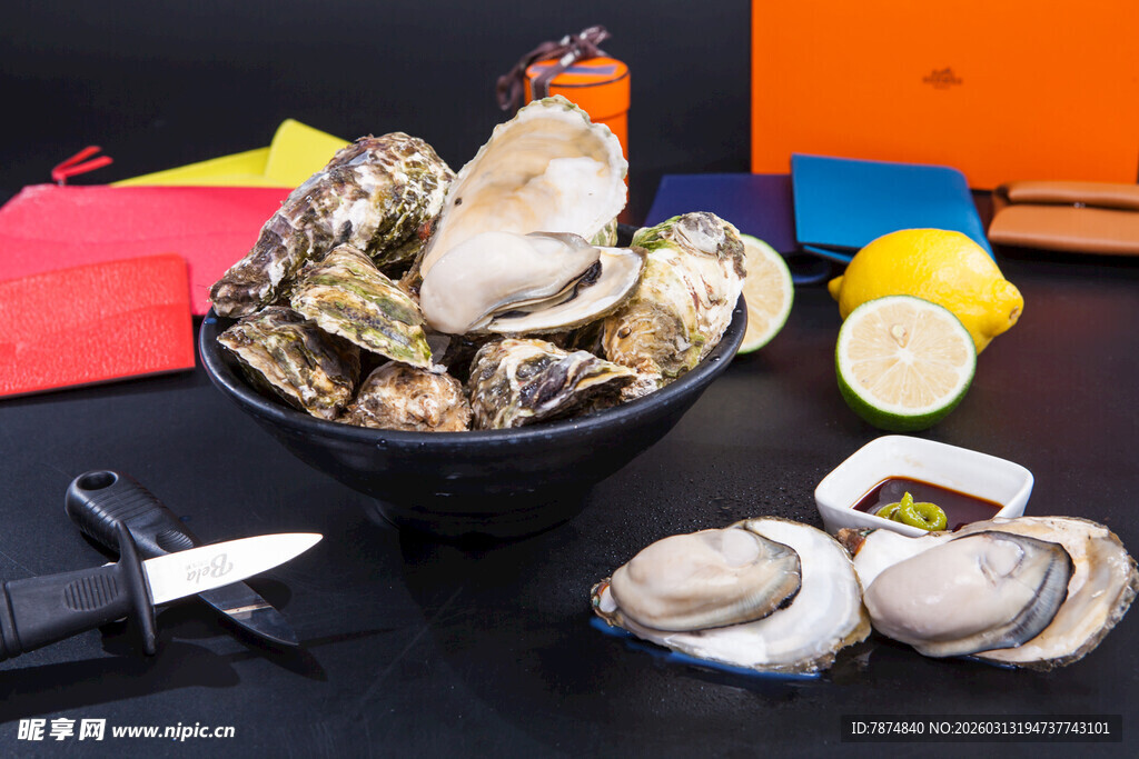 新鲜牡蛎及开蚝工具展示